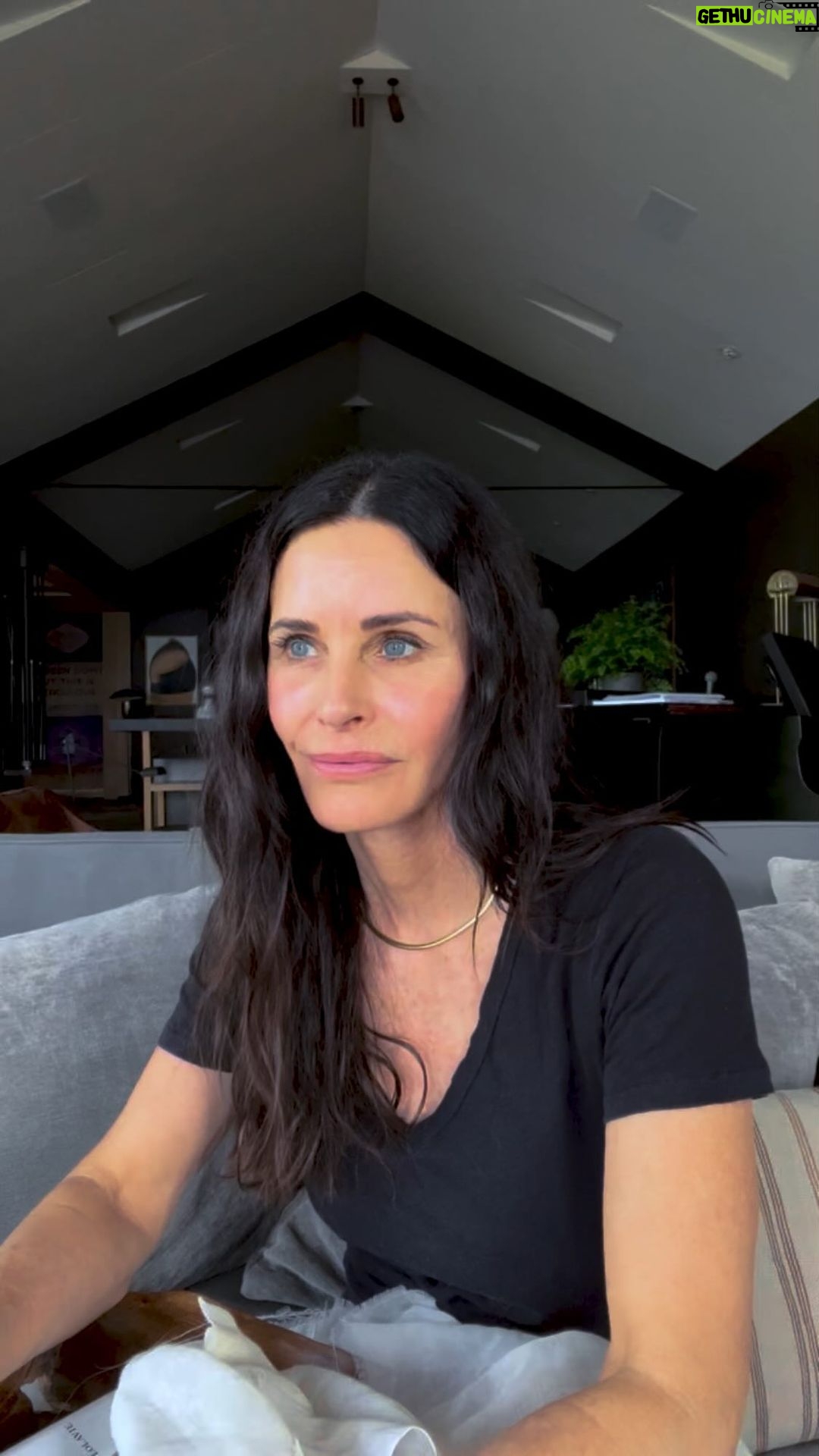 Courteney Cox Instagram - Life imitates art… @jenniferaniston ♥️♥️♥️ @homecourt @lolavie