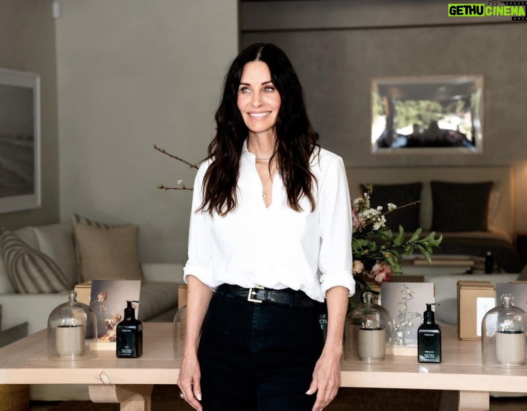 Courteney Cox Instagram - Thank you @jennikayne for hosting @homecourt’s first pop up event! It was a huge success and so much fun!