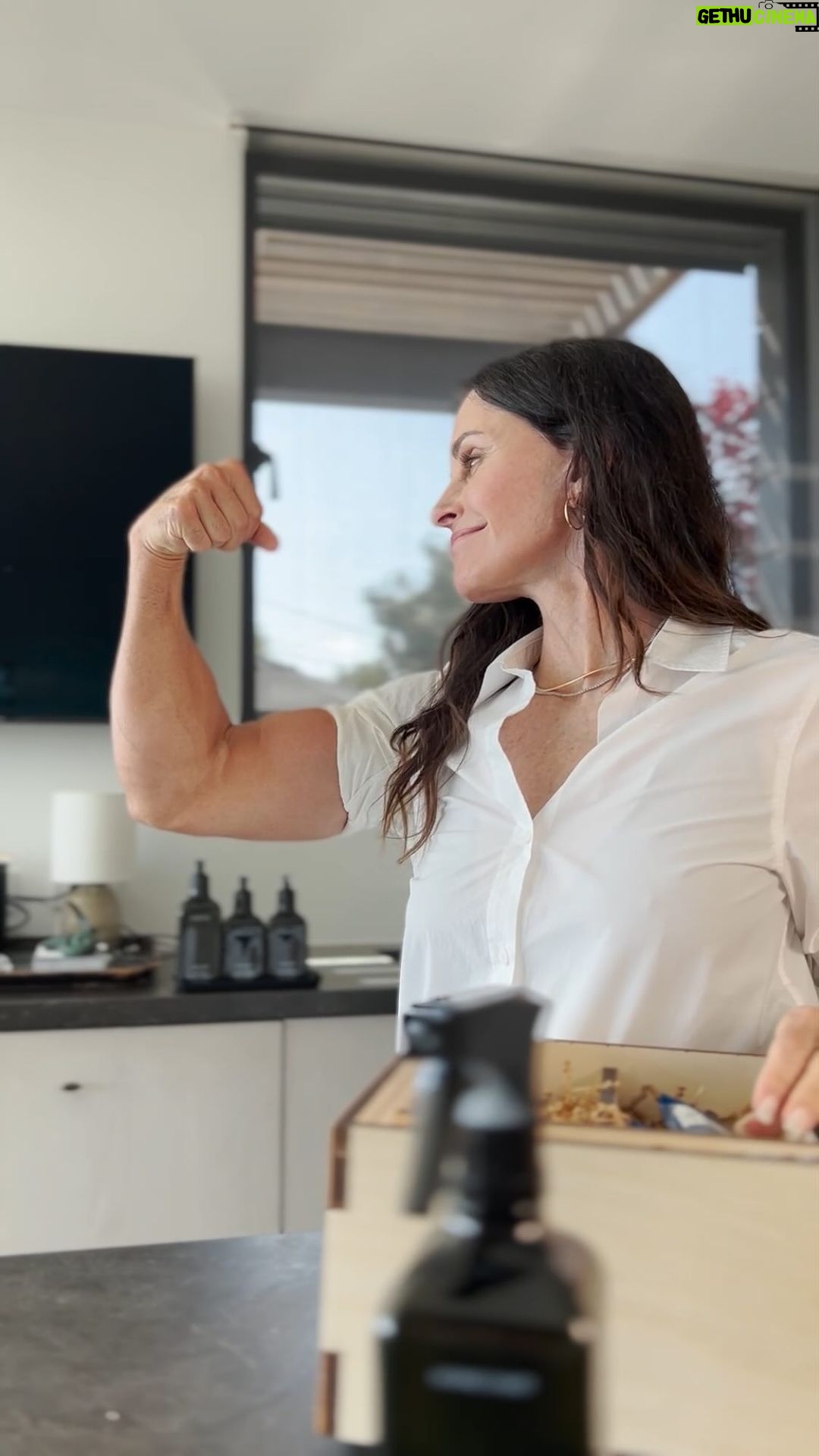 Courteney Cox Instagram - @jenniferaniston is absolutely selfless… just like me 😉 @vitalproteins #homecourt