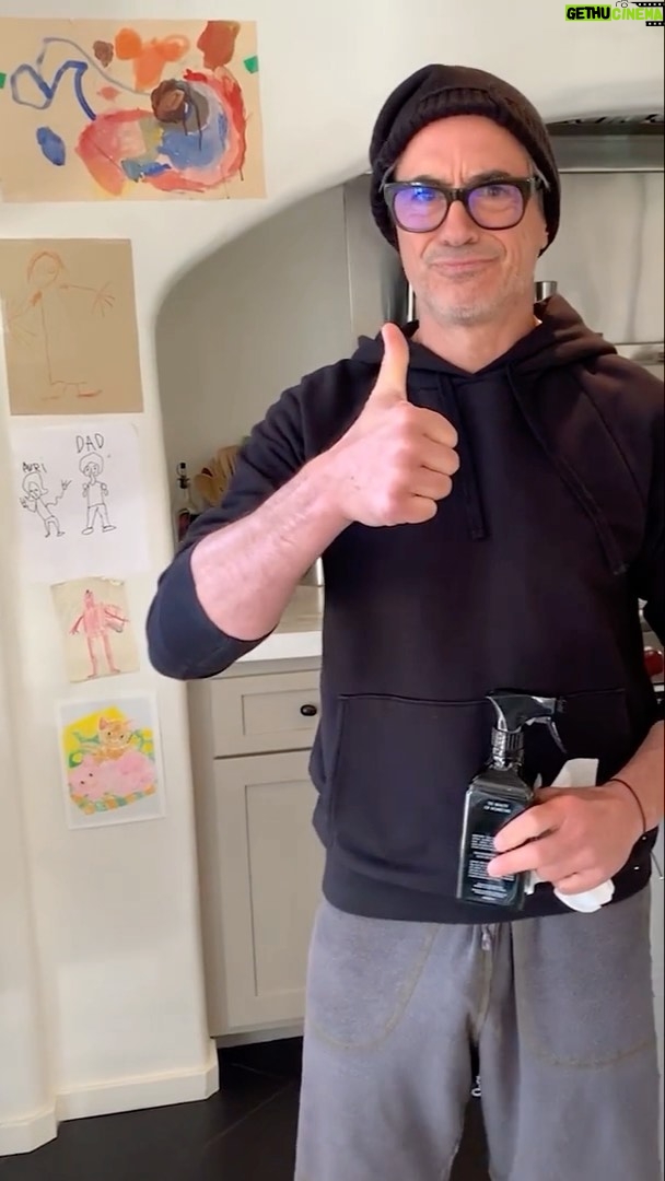 Courteney Cox Instagram - When Ironman uses your counter spray. 🤯 Thank you @robertdowneyjr you’re the best!