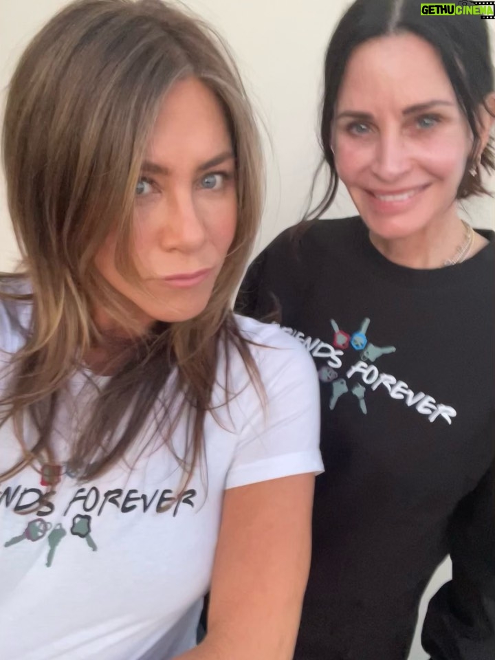 Courteney Cox Instagram - friends forever β€οΈlink in bio π©πΌβπ€βπ©π» @americares @ebmrf