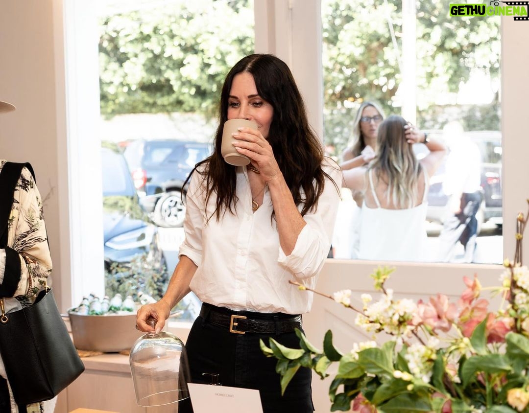 Courteney Cox Instagram - Thank you @jennikayne for hosting @homecourt’s first pop up event! It was a huge success and so much fun!