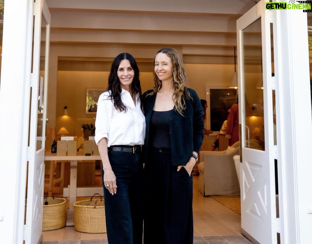 Courteney Cox Instagram - Thank you @jennikayne for hosting @homecourt’s first pop up event! It was a huge success and so much fun!