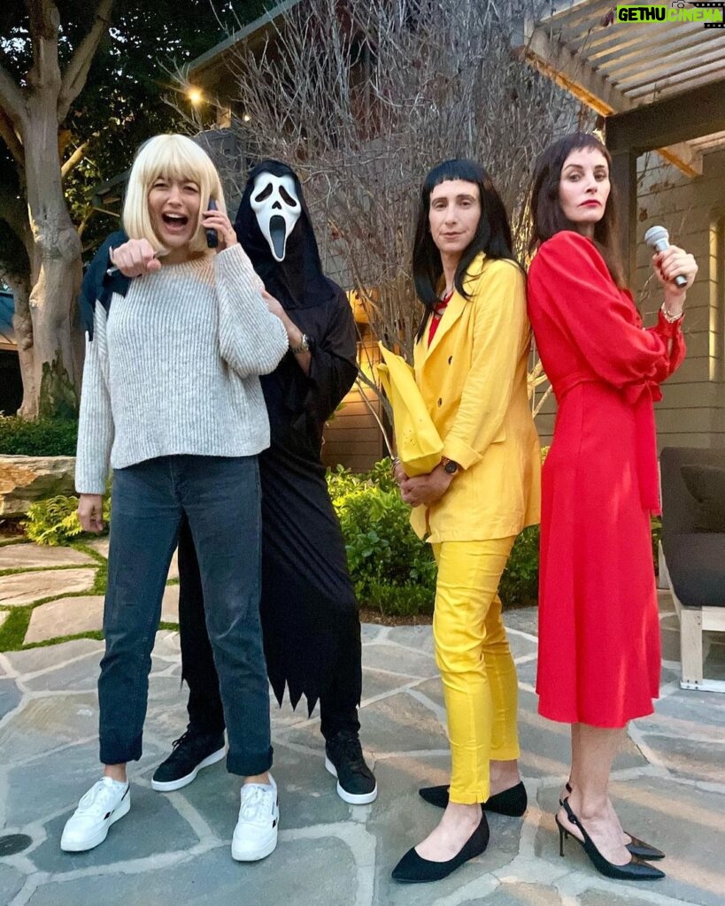 Courteney Cox Instagram - When your guests unexpectedly show up as the Scream cast. Forget Facebook…this is meta! #scream