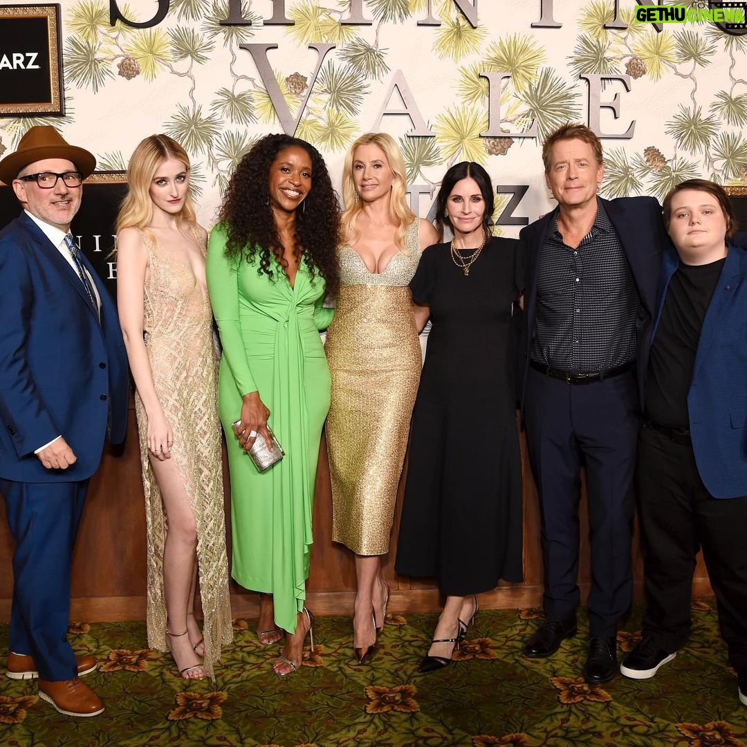 Courteney Cox Instagram - Had a great time at the premiere of @shiningvalestarz! I love this show. Airs this Sunday on @starz Styled by @maryammalakpour 👗@victoriabeckham 💍 @junethings_official 💄 @elaineoffers 💁🏻♀️@ericka_verrett