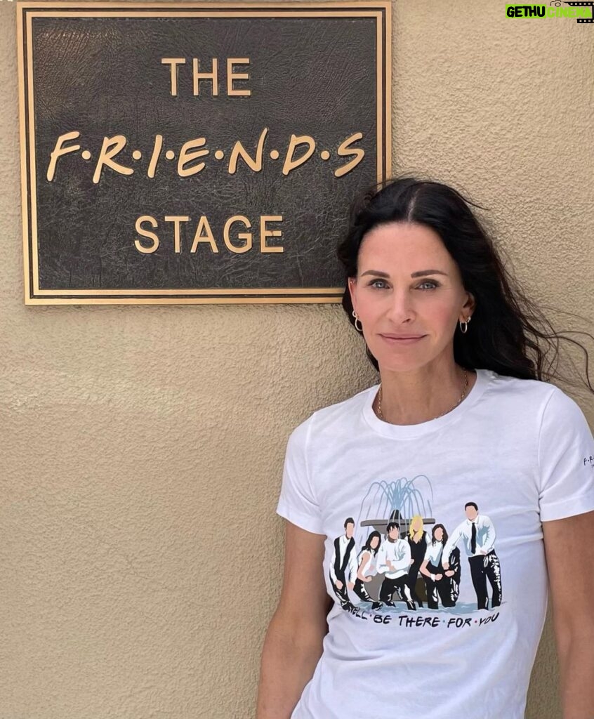 Courteney Cox Instagram - Excited to show you guys some pieces from the first ever @friends merch collection👏🏼 Half of my proceeds from this limited drop will benefit @ebmrf, an LA based non-profit that’s near and dear to my heart. They’re dedicated to raising awareness and funds for Epidermolysis Bullosa, a rare and debilitating genetic skin disorder. More in the link in my bio!