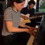 Courteney Cox Instagram - Unplugged. Can you name this tune? 🎸: @thisisjoeltaylor
