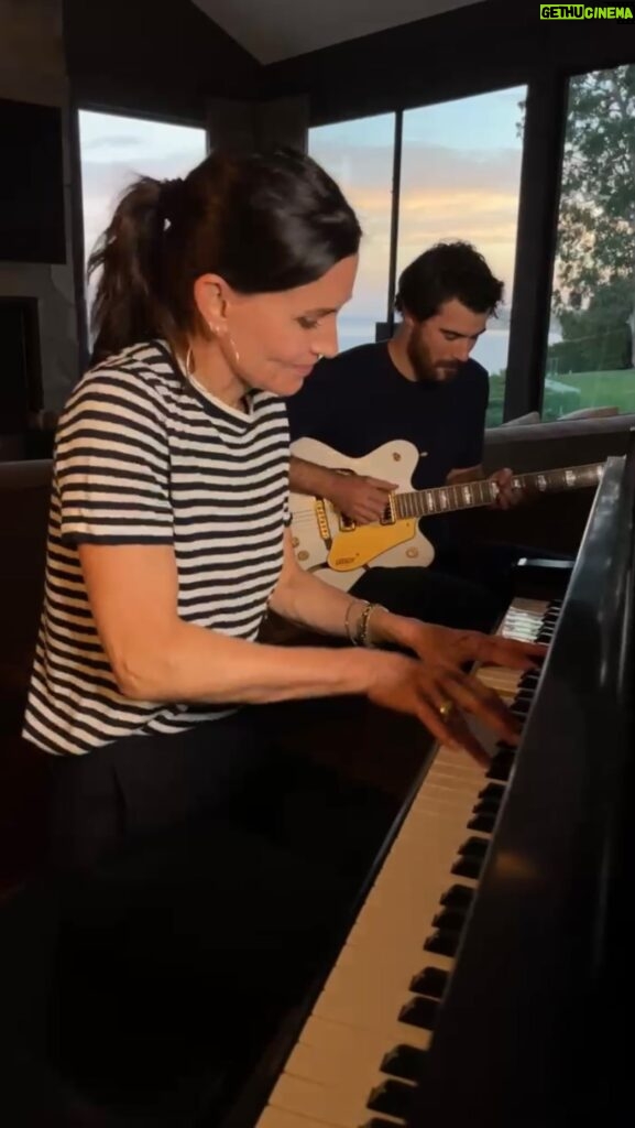 Courteney Cox Instagram - Unplugged. Can you name this tune? 🎸: @thisisjoeltaylor