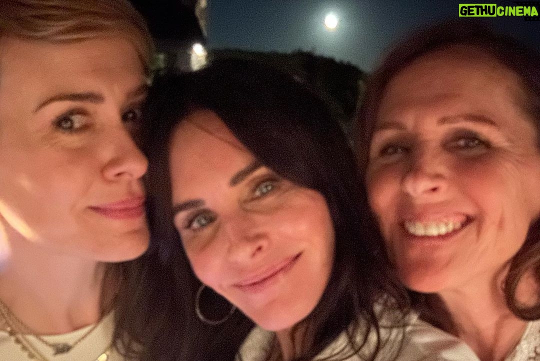 Courteney Cox Instagram - Loved celebrating the launch of @homecourt’s new Mandarin Basile with this bunch of fun girls. Thank you!! 🧡 🍊🌱