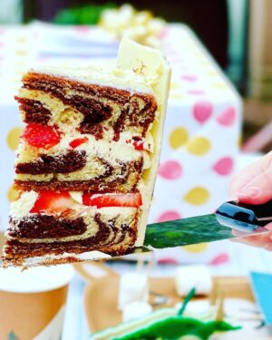 Courtney Ford Instagram - Proof of life. Proof of cake.

🎂: gluten-free chocolate/vanilla swirl cake, w/ german buttercream and strawberries inside, covered with white and dark chocolate “tree bark”, with a toasted mini marshmallow fire pit with strawberry fire 🍓 🔥 
Paper cake topper decorations from @bonjourfete ✨