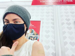 Courtney Ford Instagram - Two days post 2nd
#moderna 💉 
Yesterday: muscle aches/ joint pain (@brandonjrouth had same + chills). But! Had some soup, took some Tylenol, watched the Great British Baking Show, and went to bed early. Woke up feeling just fine. So grateful. Don’t be afraid of that 2nd 💉 #ItsaNewDay! ☀️