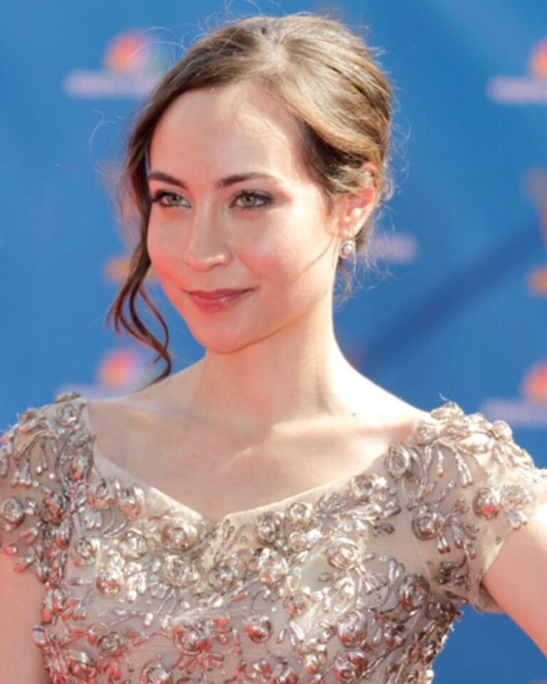 Courtney Ford Instagram - #tbt allll the way back to the Emmys with my Dexter crew. Back when I actually got dressed, went outside, and didn’t wear a snuggy all day💁🏻‍♀️