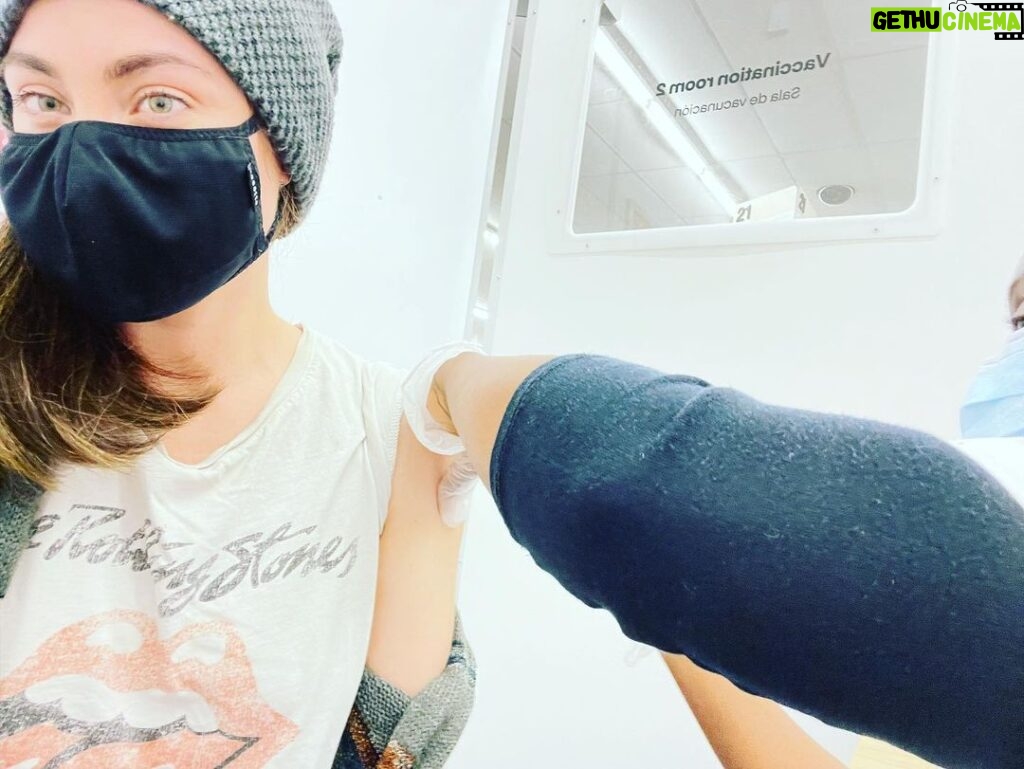 Courtney Ford Instagram - Two days post 2nd #moderna 💉 Yesterday: muscle aches/ joint pain (@brandonjrouth had same + chills). But! Had some soup, took some Tylenol, watched the Great British Baking Show, and went to bed early. Woke up feeling just fine. So grateful. Don’t be afraid of that 2nd 💉 #ItsaNewDay! ☀️