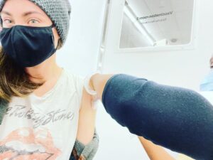 Courtney Ford Instagram - Two days post 2nd
#moderna 💉 
Yesterday: muscle aches/ joint pain (@brandonjrouth had same + chills). But! Had some soup, took some Tylenol, watched the Great British Baking Show, and went to bed early. Woke up feeling just fine. So grateful. Don’t be afraid of that 2nd 💉 #ItsaNewDay! ☀️