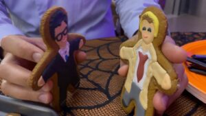 Courtney Ford Instagram - Just a little bts w/ @tseky and cookie @mattryanreal 👀
#Legends100 #LegendsAsCookies 

Edit: I did not make the cookies! They were made by @tawnyblytheprops! 👏🏼👏🏼👏🏼👏🏼👏🏼