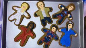 Courtney Ford Instagram - Just a little bts w/ @tseky and cookie @mattryanreal 👀
#Legends100 #LegendsAsCookies 

Edit: I did not make the cookies! They were made by @tawnyblytheprops! 👏🏼👏🏼👏🏼👏🏼👏🏼