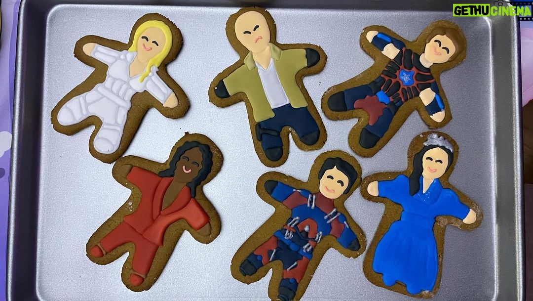 Courtney Ford - 15.9K Likes - Just a little bts w/ @tseky and cookie @mattryanreal 👀
#Legends100 #LegendsAsCookies
Edit: I did not make the cookies! They were made by @tawnyblytheprops! 👏🏼👏🏼👏🏼👏🏼👏🏼