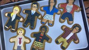 Courtney Ford Instagram - Just a little bts w/ @tseky and cookie @mattryanreal 👀
#Legends100 #LegendsAsCookies 

Edit: I did not make the cookies! They were made by @tawnyblytheprops! 👏🏼👏🏼👏🏼👏🏼👏🏼