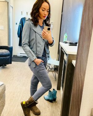 Courtney Ford Instagram - Without hair extensions: me in a Nora Darhk costume 
With hair extensions: there she is!!
Thank you @dion_naiomi 🥰
#Legends100
