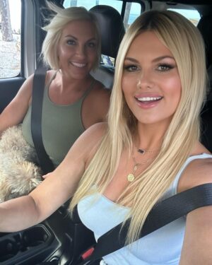 Courtney Hansen Instagram - Thankful for my sister, these moments & every blessing. There is always so much to be grateful for. Happy Thanksgiving. ❤️