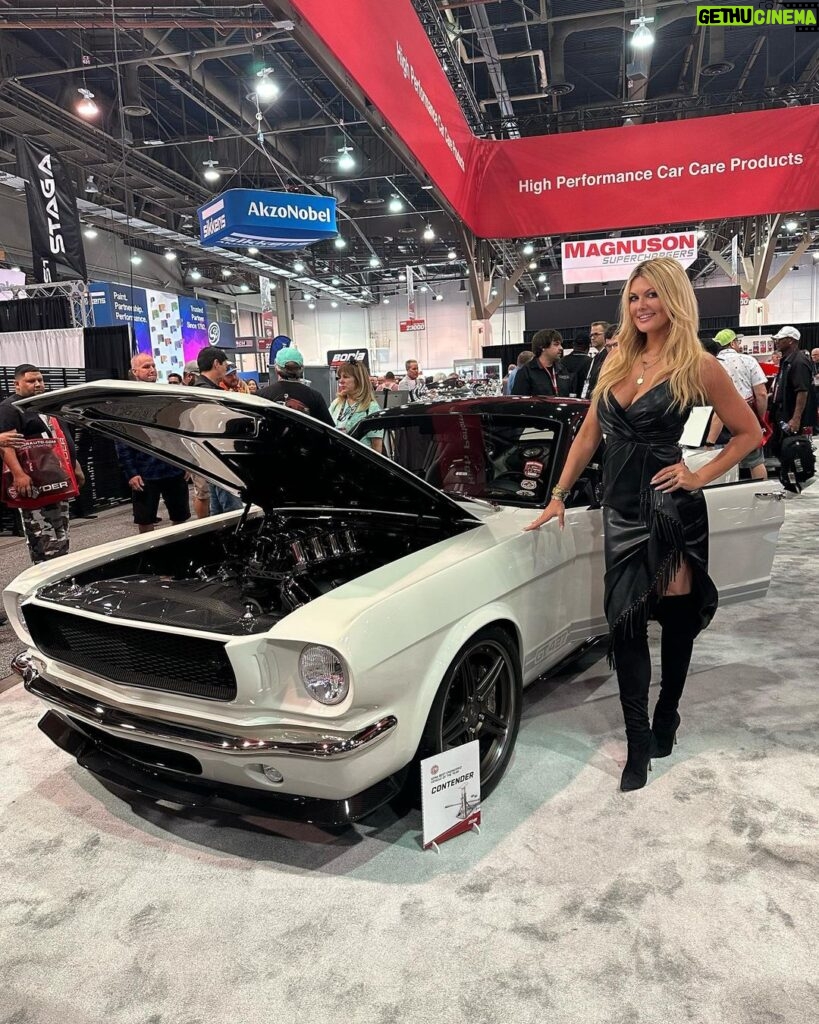 Courtney Hansen Instagram - @semashow day 2. Some of my favorite cars, favorite people, a @mooreandgilesonthemove event, dinner with @magnaflow & a party at @sosametalworks. Perfect.💥💥