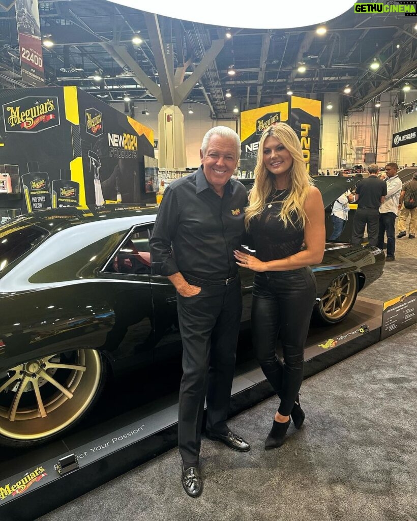 Courtney Hansen Instagram - Day 1 of @semashow… Kicked off the week with killer cars, brands I love & industry friends💥💥