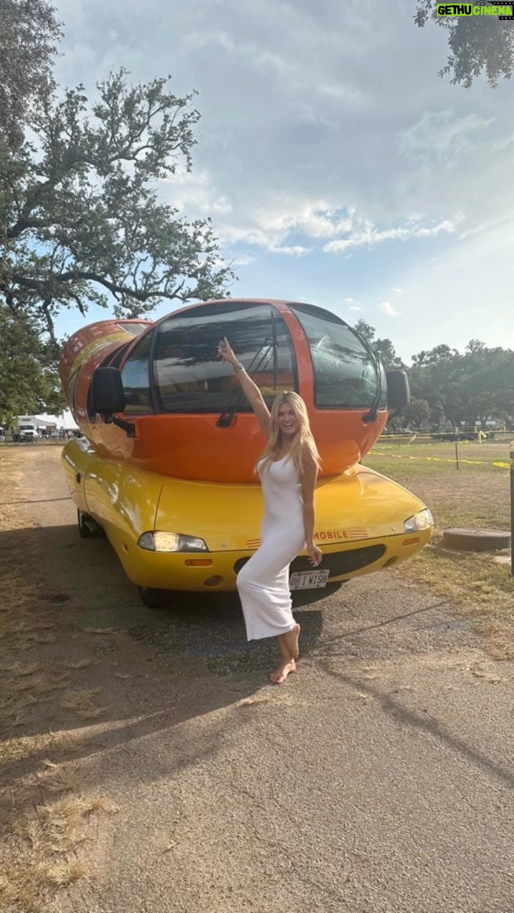 Courtney Hansen Instagram - Worked like a dog……🌭