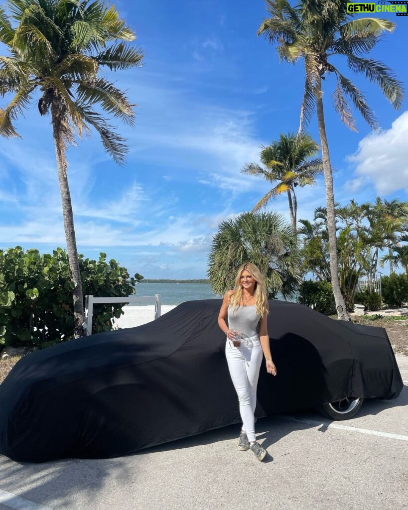Courtney Hansen Instagram - Secrets in paradise. Guess the car… #ROYLGarage
