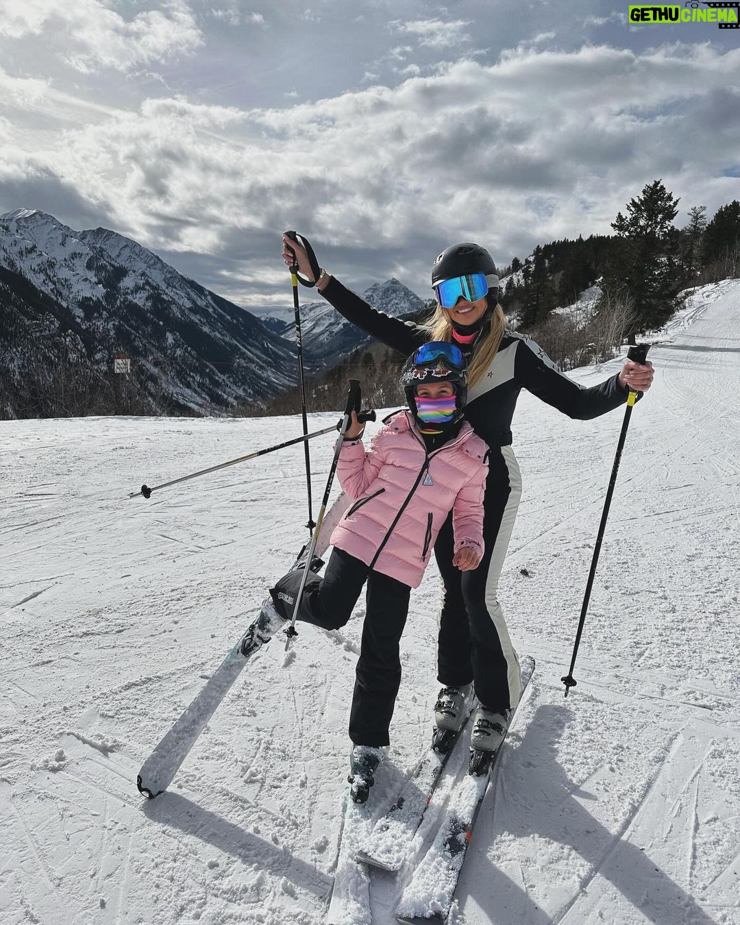 Courtney Hansen Instagram - Holland asked me, “what do you like better mom, driving or skiing?” 🤔🤍 #Aspen