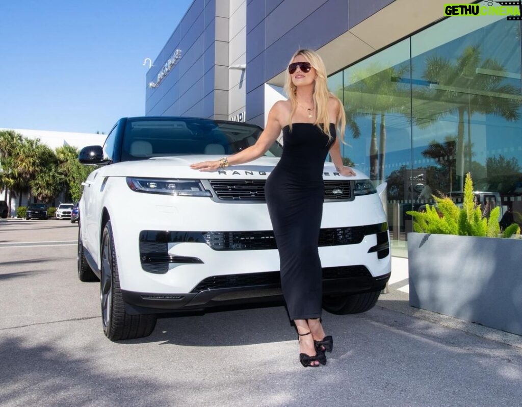 Courtney Hansen Instagram - Perfect last min Christmas gift!! ❤ Tickets to win the ownership of this gorgeous 2024 Range Rover Dynamic SE! All proceeds go to YouthHaven.org, which provides homes & healing for children & teens. You ‘do not’ have to be present to win!! Last year’s winner was not! Purchase your $300 tickets at StarryNights.YouthHavenSWFL.org ❤ #MerryChristmas 🤍🤍🤍