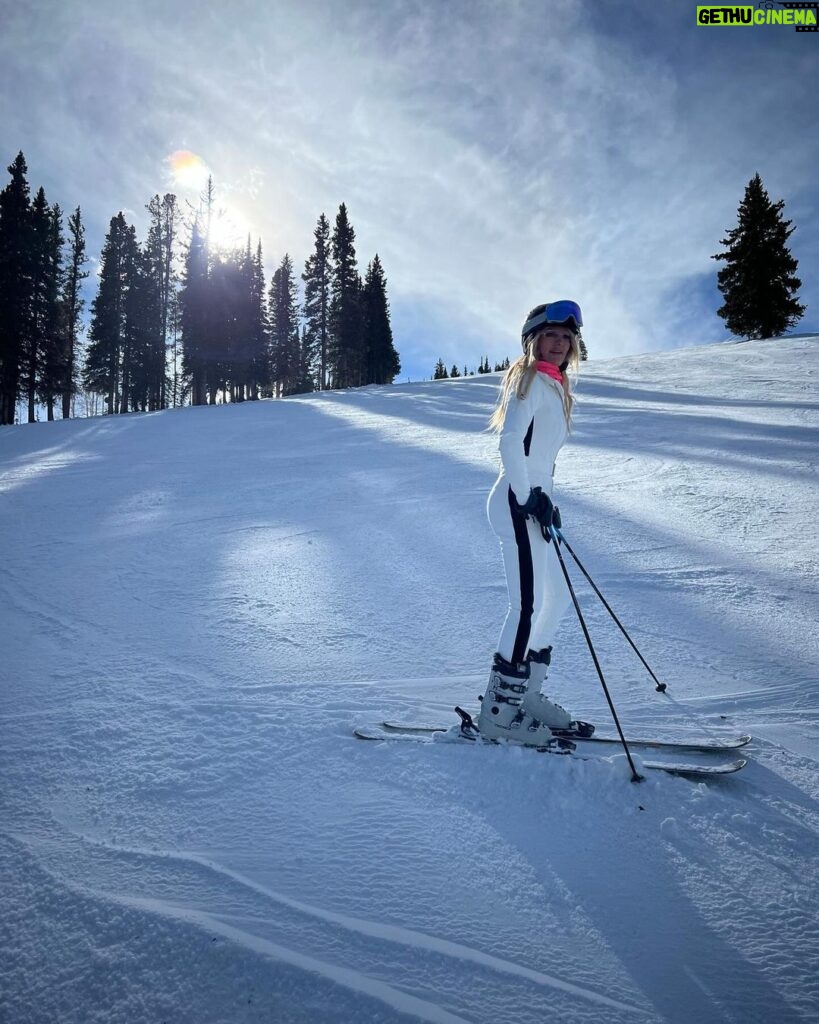 Courtney Hansen Instagram - Epic 48 hours in Aspen skiing with my favorite girl. 🤍✨