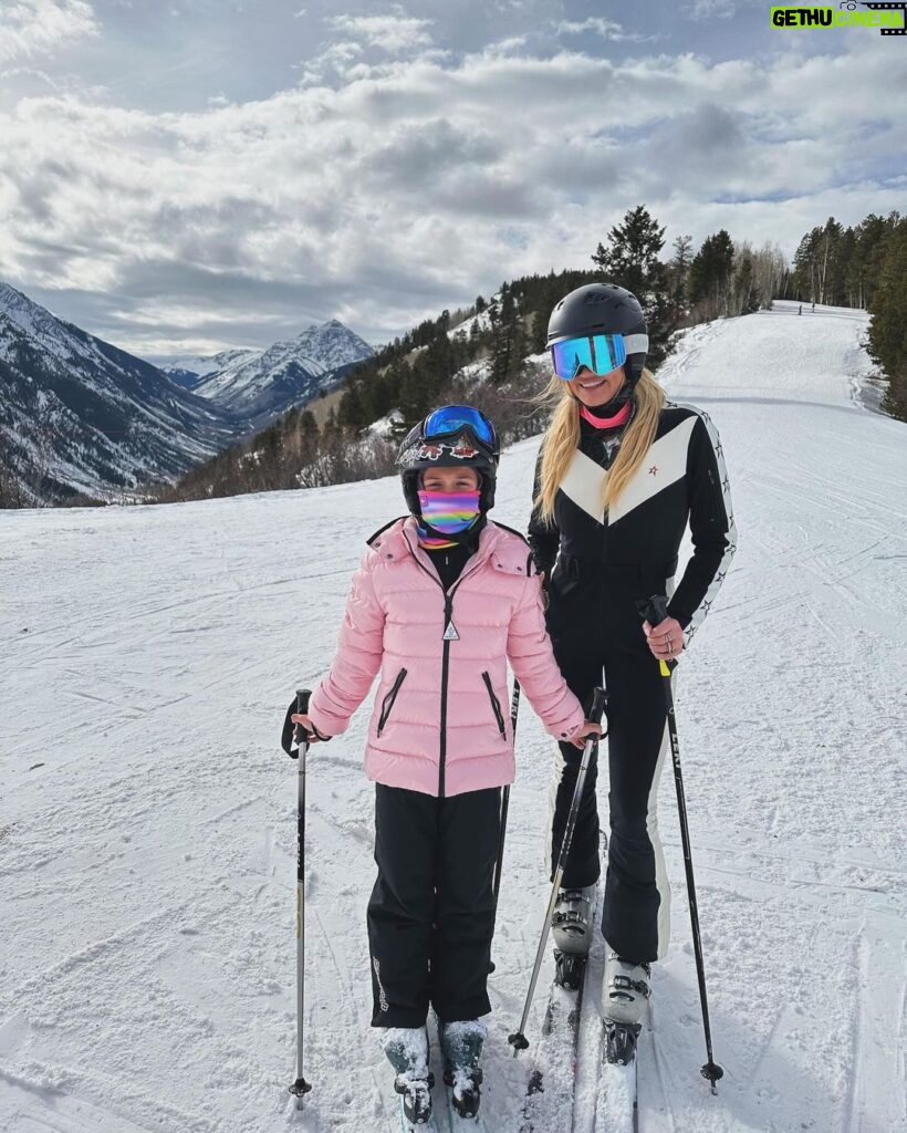 Courtney Hansen Instagram - Holland asked me, “what do you like better mom, driving or skiing?” 🤔🤍 #Aspen