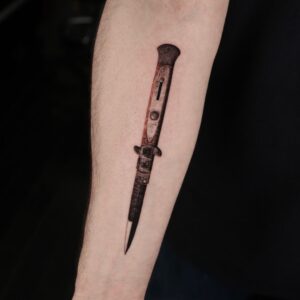 Craig Mazin Instagram - Early on when we were shooting @thelastofus, @druckmann and I took an oath: if the show was well-received, we would each get a tattoo of Ellie's switchblade.

Today, I fulfilled my oath, thanks to the brilliant talent of @tattooist_yeono ... I mean, LOOK at this thing! The detail! The shading! The ALL of it!

@druckmann - you're up!

@bellaramsey @pascalispunk @leskoland