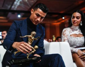 Cristiano Ronaldo Instagram - 🇵🇹🇬🇧🇪🇸🇮🇹🇸🇦 🤔
