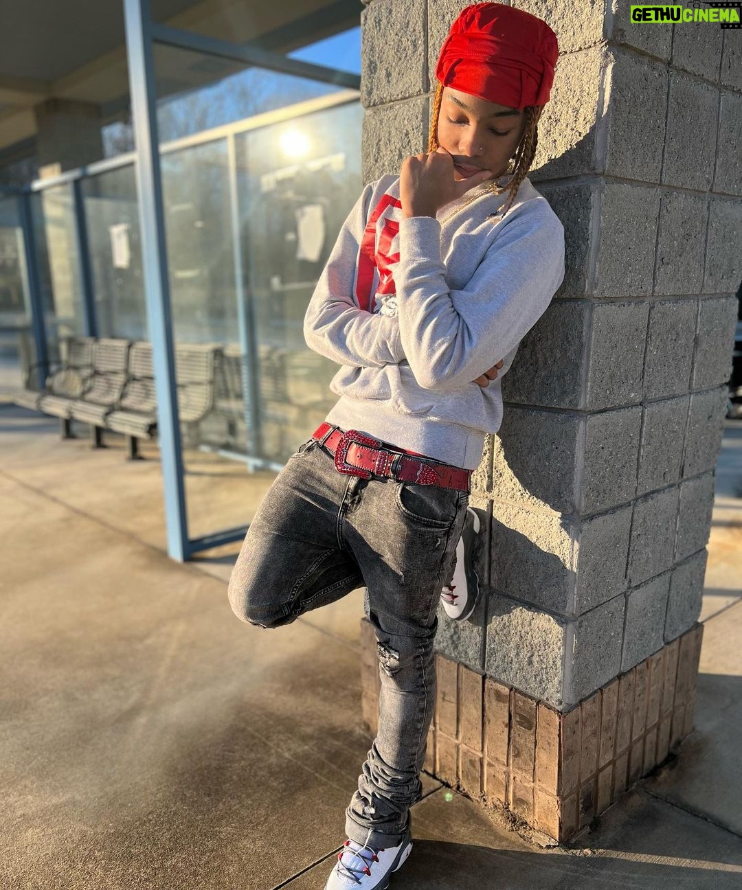 Curlyhead Monty Instagram - BEING 2 NICE I DONE 4GOT WHO I WAS 💯 SAFE TO SAY I THINK IM OVA THAT NICE GUY ISHH 😂 Sweater @ballerbellys_