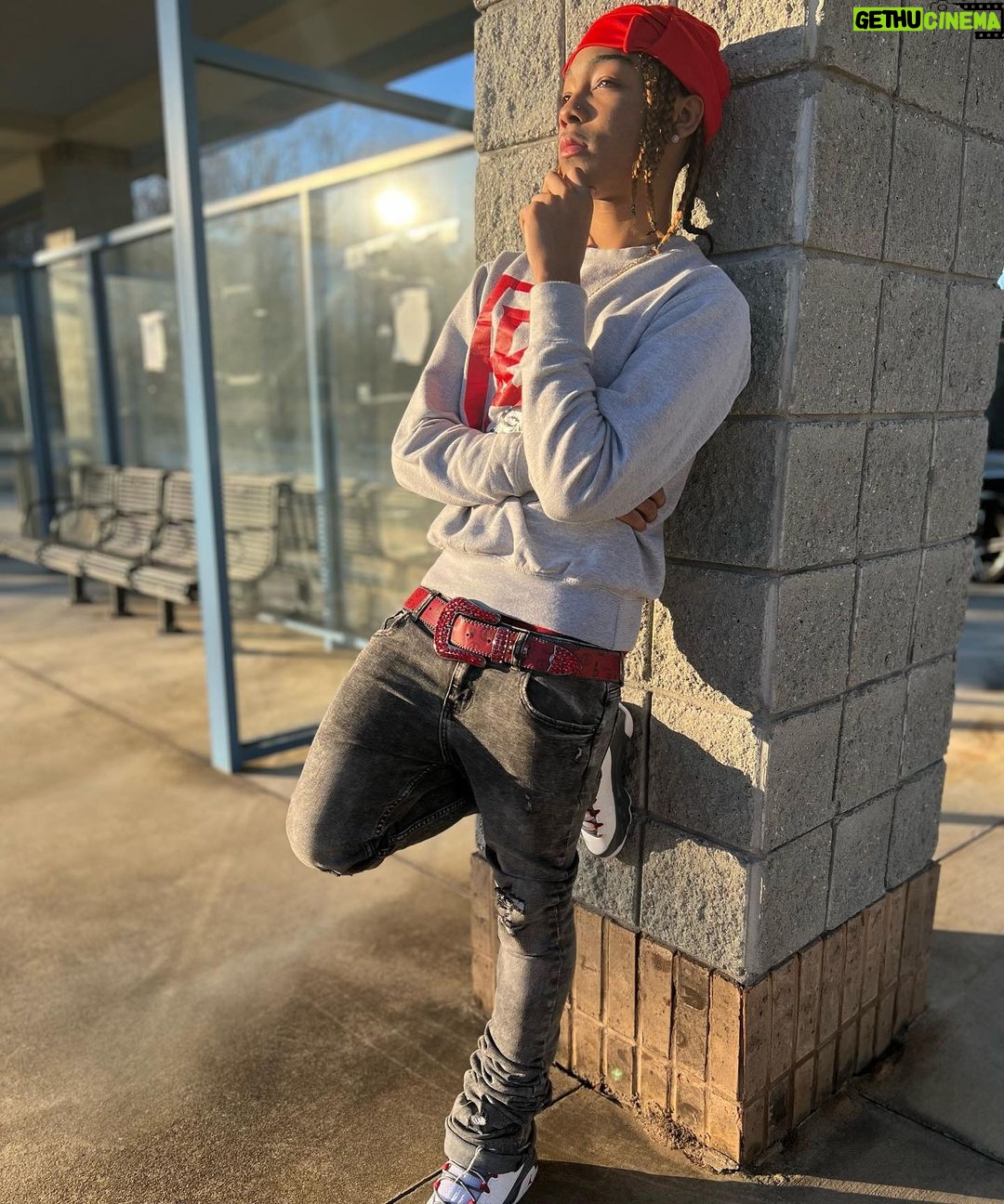 Curlyhead Monty Instagram - BEING 2 NICE I DONE 4GOT WHO I WAS 💯 SAFE TO SAY I THINK IM OVA THAT NICE GUY ISHH 😂 Sweater @ballerbellys_