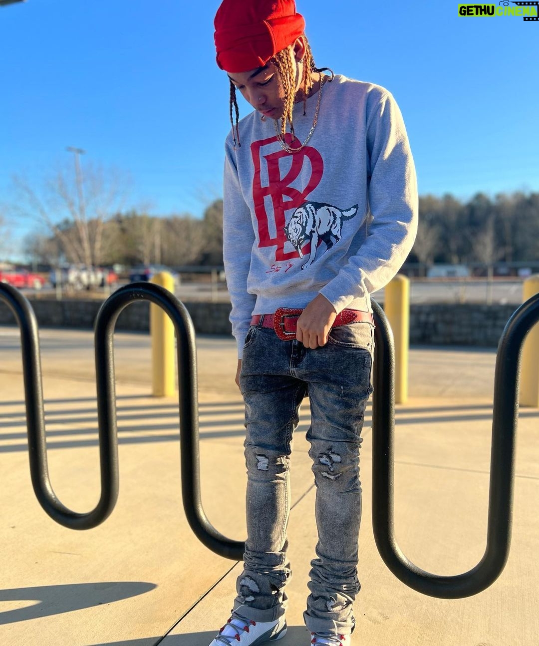Curlyhead Monty Instagram - BEING 2 NICE I DONE 4GOT WHO I WAS 💯 SAFE TO SAY I THINK IM OVA THAT NICE GUY ISHH 😂 Sweater @ballerbellys_