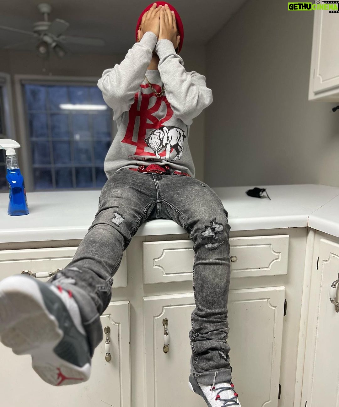 Curlyhead Monty Instagram - BEING 2 NICE I DONE 4GOT WHO I WAS 💯 SAFE TO SAY I THINK IM OVA THAT NICE GUY ISHH 😂 Sweater @ballerbellys_