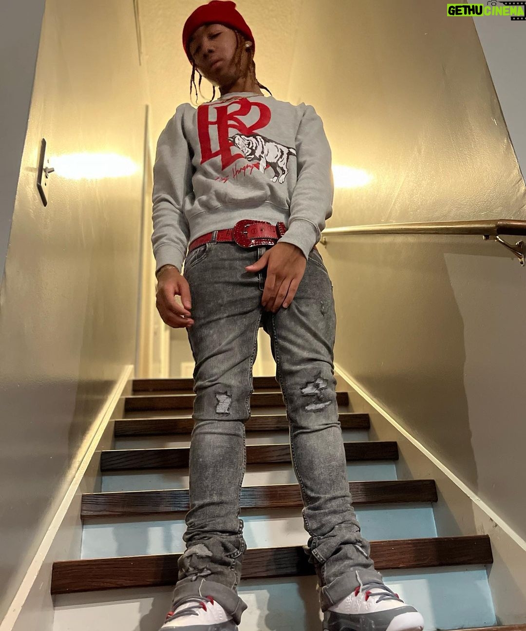 Curlyhead Monty Instagram - BEING 2 NICE I DONE 4GOT WHO I WAS 💯 SAFE TO SAY I THINK IM OVA THAT NICE GUY ISHH 😂 Sweater @ballerbellys_