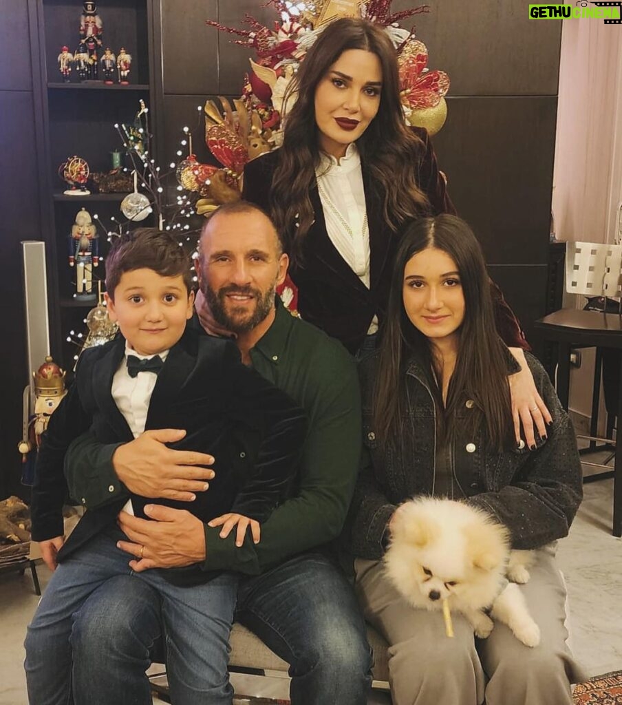 Cyrine Abdel Nour Instagram - Family turns Christmas moments into memories #cyrineabdelnour #merrychristmas العائلة تحول لحظات عيد الميلاد إلى ذكريات #سيرين_عبدالنور #ميلاد_مجيد 🤍 Lebanon