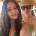Cyrine Abdel Nour Instagram - العمر كله اميرتي الصغيرة 🩷 #سيرين_عبدالنور #cyrineabdelnour #taliyarahme Edde Sands