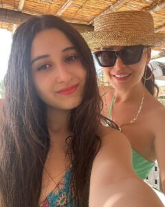 Cyrine Abdel Nour Instagram - العمر كله اميرتي الصغيرة 🩷 #سيرين_عبدالنور #cyrineabdelnour #taliyarahme Edde Sands