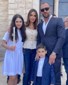 Cyrine Abdel Nour Instagram - من اصعب التصويرات تصوير العائلة يوم الشعنينة يعني الحمد الله طلعلنا صورة للذكرة بعد جهد جهيد مع الاولاد وخاصةً كريستيانو فقعلي قلبي 😤 شوفو الصور بتعرفو شو قصدي !!! المهم #شعنينة_مباركة لكل يللي شعننو اليوم 🕊 Lebanon