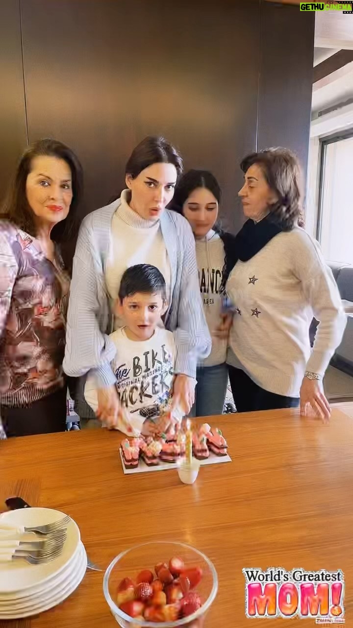 Cyrine Abdel Nour Instagram - ينعاد على كل امهات العالم بالطمأنينة والفرح وتضلو حد اولادكن كل العمر 🌸💖 #عيدالام #سيرين_عبدالنور #mothersday #cyrineabdelnour