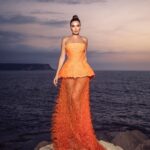 Cyrine Abdel Nour Instagram - الانثى كالزجاجة تعكس لك جمال الحياة #سيرين_عبدالنور @kifah.ballani @roy_bechara @ramikadi @mhammadharb @georgeschamoun.fashion @lateliernawbar #cyrineabdelnour #nature #loveyourself #orange Lebanon
