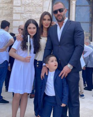 Cyrine Abdel Nour Instagram - من اصعب التصويرات تصوير العائلة يوم الشعنينة يعني الحمد الله طلعلنا صورة للذكرة بعد جهد جهيد مع الاولاد وخاصةً كريستيانو فقعلي قلبي 😤 شوفو الصور بتعرفو شو قصدي !!! 
 المهم #شعنينة_مباركة لكل يللي شعننو اليوم 🕊
