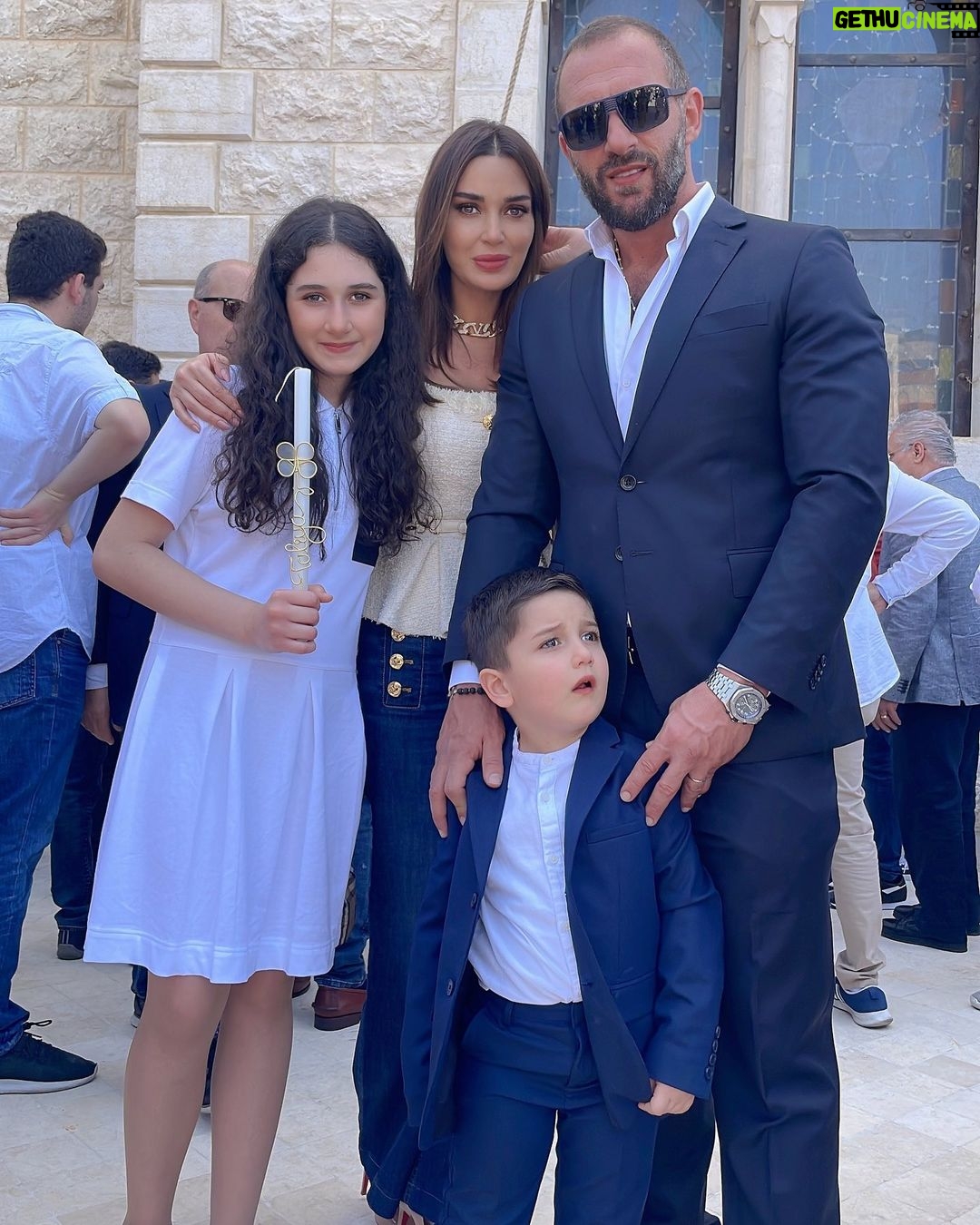 Cyrine Abdel Nour - 453.1K Likes - من اصعب التصويرات تصوير العائلة يوم الشعنينة يعني الحمد الله طلعلنا صورة للذكرة بعد جهد جهيد مع الاولاد وخاصةً كريستيانو فقعلي قلبي 😤 شوفو الصور بتعرفو شو قصدي !!!
المهم #شعنينة_مباركة لكل يللي شعننو اليوم 🕊