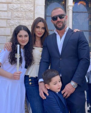 Cyrine Abdel Nour Instagram - من اصعب التصويرات تصوير العائلة يوم الشعنينة يعني الحمد الله طلعلنا صورة للذكرة بعد جهد جهيد مع الاولاد وخاصةً كريستيانو فقعلي قلبي 😤 شوفو الصور بتعرفو شو قصدي !!! 
 المهم #شعنينة_مباركة لكل يللي شعننو اليوم 🕊
