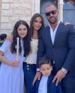 Cyrine Abdel Nour Instagram - من اصعب التصويرات تصوير العائلة يوم الشعنينة يعني الحمد الله طلعلنا صورة للذكرة بعد جهد جهيد مع الاولاد وخاصةً كريستيانو فقعلي قلبي 😤 شوفو الصور بتعرفو شو قصدي !!! المهم #شعنينة_مباركة لكل يللي شعننو اليوم 🕊 Lebanon