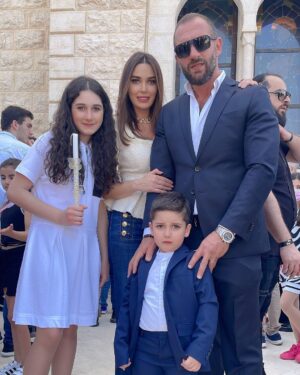 Cyrine Abdel Nour Instagram - من اصعب التصويرات تصوير العائلة يوم الشعنينة يعني الحمد الله طلعلنا صورة للذكرة بعد جهد جهيد مع الاولاد وخاصةً كريستيانو فقعلي قلبي 😤 شوفو الصور بتعرفو شو قصدي !!! 
 المهم #شعنينة_مباركة لكل يللي شعننو اليوم 🕊